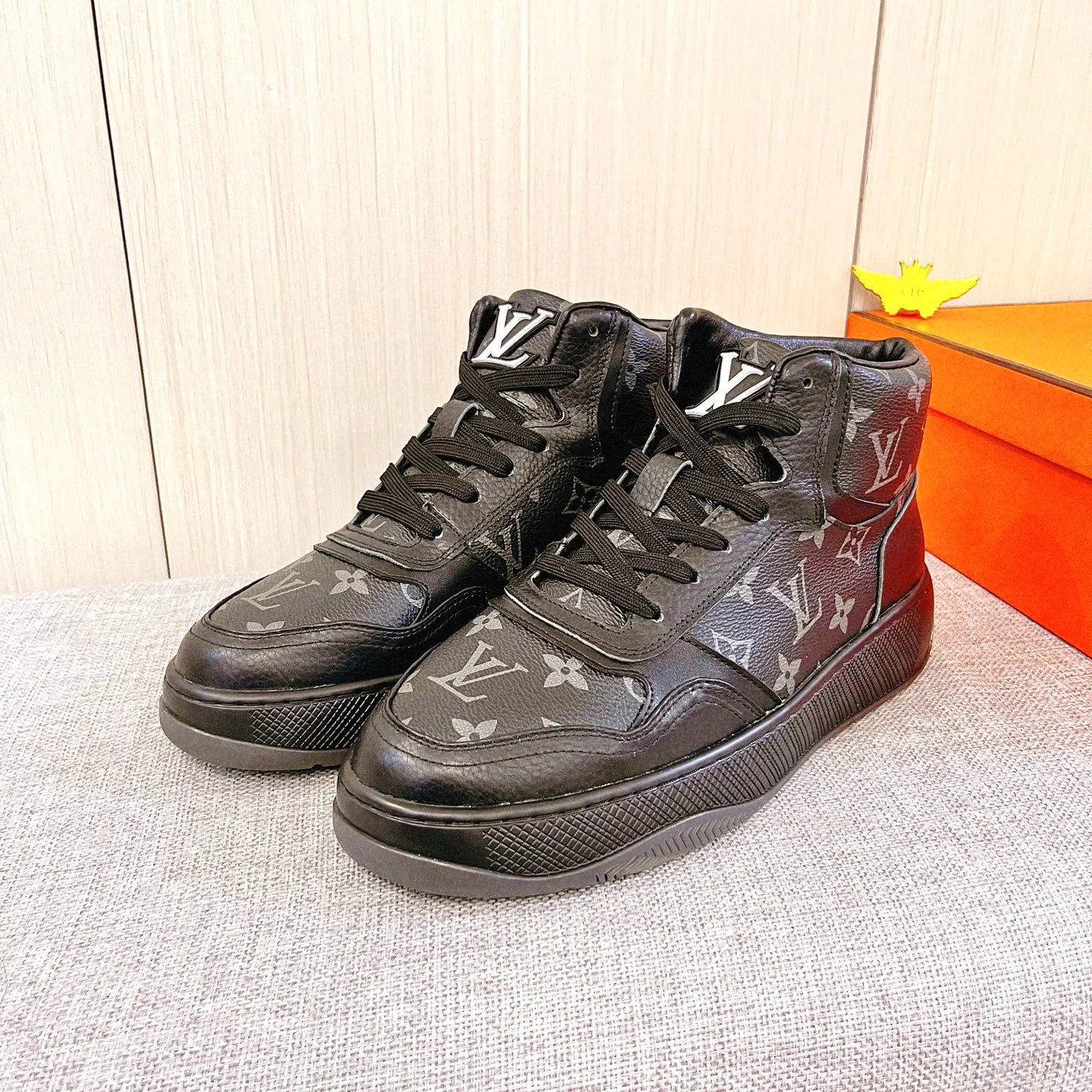 Men's shoes💰 460💰[LV]🔥Louis Vuitton, high-end men's shoes brand, official website 1:1 latest masterpiece: the upper is made of Italian imported first-layer cowhide with a comfortable and breathable lining➕original non-slip and wear-resistant outsole🔥, making walking more convenient and comfortable! An exclusive new model, a stunning work, a beautiful 1:1 replica [color] compared to the official quality! Create a fashionable personality to set off your uniqueness! A must-have for trendy men! Classic 🔥Size: 38-44 Color: 🔥 2⃣️colors available🔥